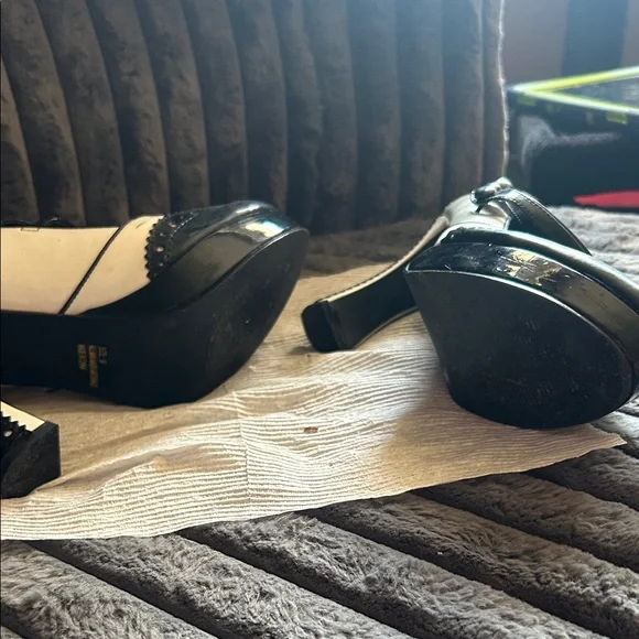Ellie Elegant Black and White Pinup Heels - Picture 4 of 6